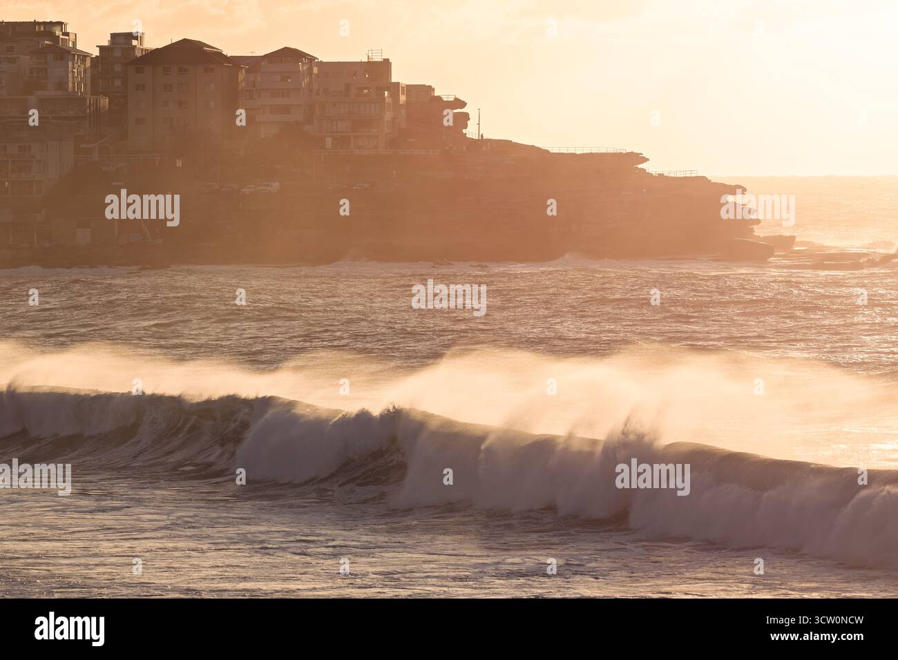 Onde oceaniche mattutine a Bondi Beach, iconica destinazione di viaggio a Sydney, Australia Foto Stock