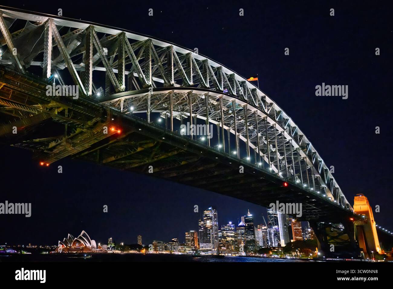Sydney, Australia - settembre 2025: Ponte del porto di Sydney di notte, primo piano dal basso, iconico monumento con sfondo della città del CBD Foto Stock