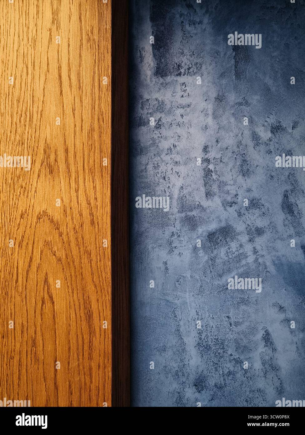 Parete con finiture in legno calde e sfondo blu grunge. Foto Stock