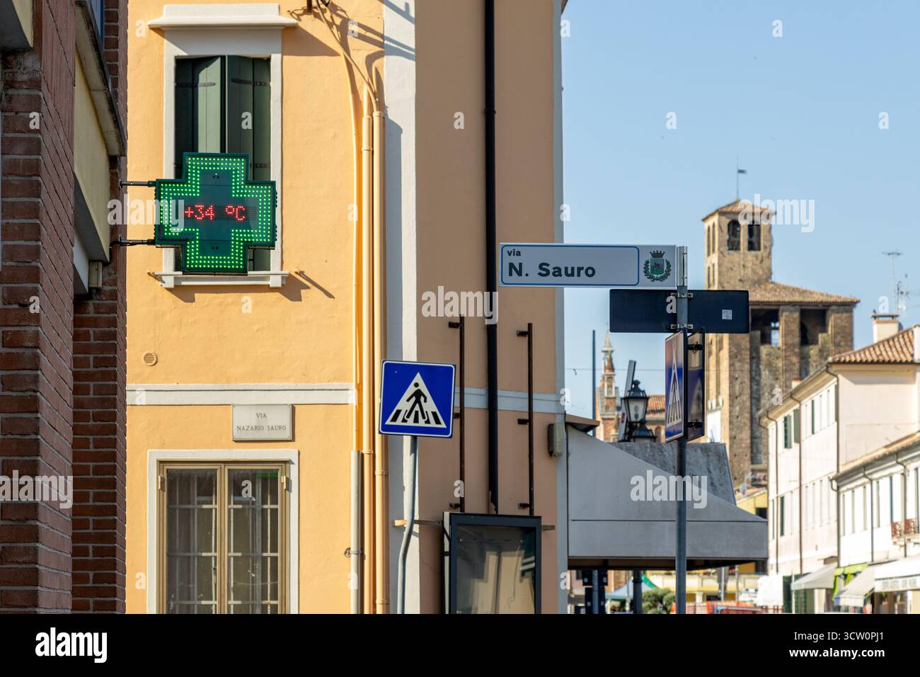 Termometro da strada a 34 gradi Celsius nella calura estiva in una giornata torrida a piove di sacco, Padova, Veneto Foto Stock