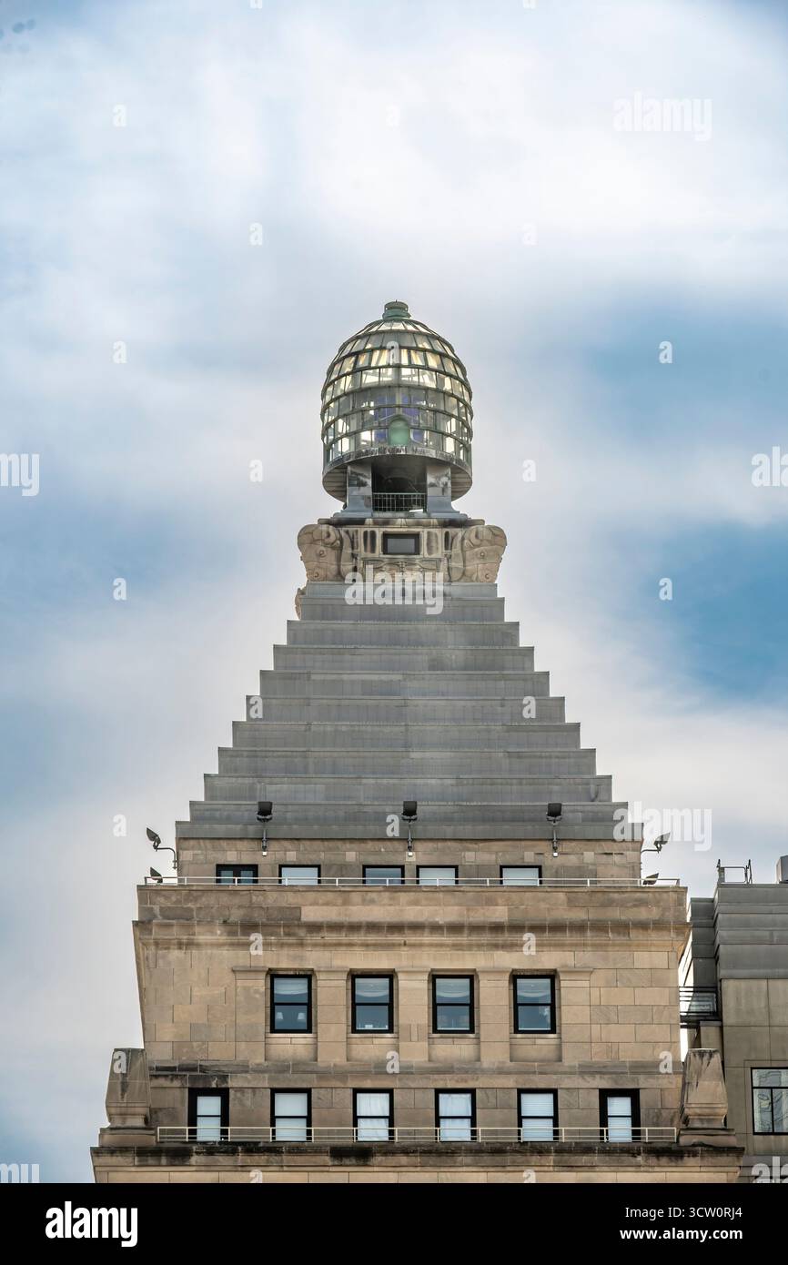 L'apice dell'Encyclopedia Britanica Building visto dal Cliff Dwellers Club Foto Stock