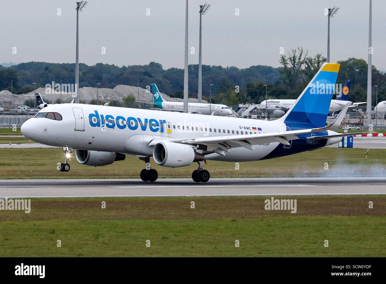 Ein Airbus A320-200 der Fluglinie, Airline, Fluggesellschaft Discover mit dem Kennzeichen, der Registrierung D-AIWC bei der Landung auf dem Flughafen München, 04.10.2025, München Deutschland, Wirtschaft, Reisen, Flugzeuge am Flughafen München *** un Airbus A320 200 della compagnia aerea, della compagnia aerea, della compagnia aerea Discover con la targa, registrazione D AIWC atterraggio all'aeroporto di Monaco, 04 10 2025, Monaco di Baviera Germania , Economy, viaggi, aereo all'aeroporto xobx di Monaco Foto Stock