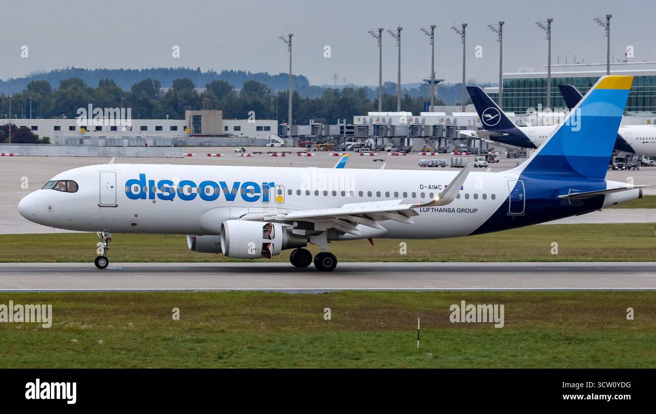 Ein Airbus A320-200 der Fluglinie, Airline, Fluggesellschaft Discover mit dem Kennzeichen, der Registrierung D-AIWC bei der Landung auf dem Flughafen München, 04.10.2025, München Deutschland, Wirtschaft, Reisen, Flugzeuge am Flughafen München *** un Airbus A320 200 della compagnia aerea, della compagnia aerea, della compagnia aerea Discover con la targa, registrazione D AIWC atterraggio all'aeroporto di Monaco, 04 10 2025, Monaco di Baviera Germania , Economy, viaggi, aereo all'aeroporto xobx di Monaco Foto Stock
