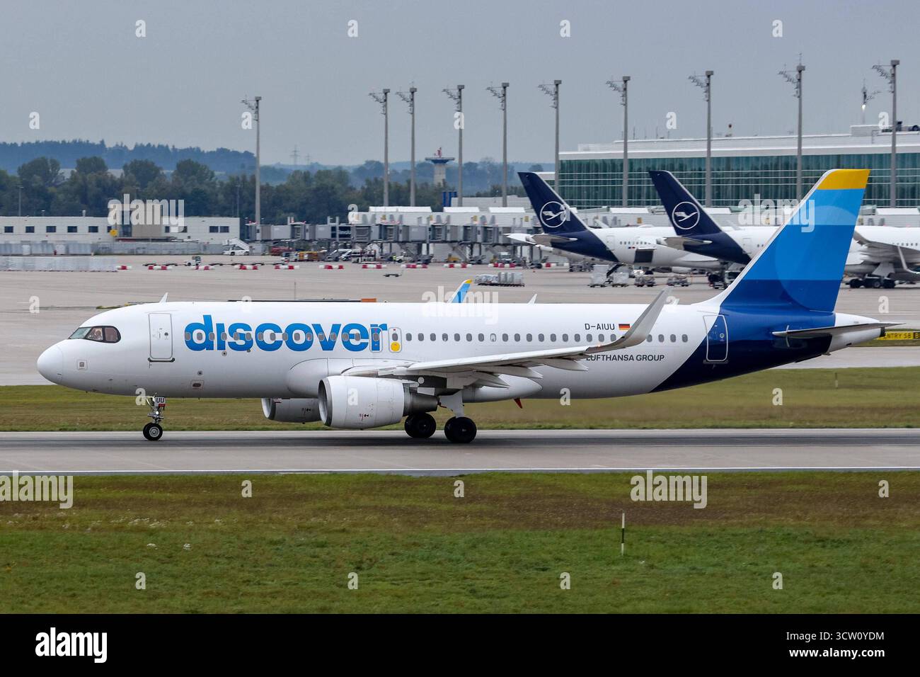 Ein Airbus A320-200 der Fluglinie, Airline, Fluggesellschaft Discover mit dem Kennzeichen, der Registrierung D-AIUU auf dem Flughafen München, 04.10.2025, München Deutschland, Wirtschaft, Reisen, Flugzeuge am Flughafen München *** un Airbus A320 200 della compagnia aerea, della compagnia aerea, della compagnia aerea Discover con la targa, numero di registrazione AIUU presso l'aeroporto di Monaco, 04 10 2025, Monaco di Baviera Germania , Economy, Travel, aereo all'aeroporto xobx di Monaco Foto Stock