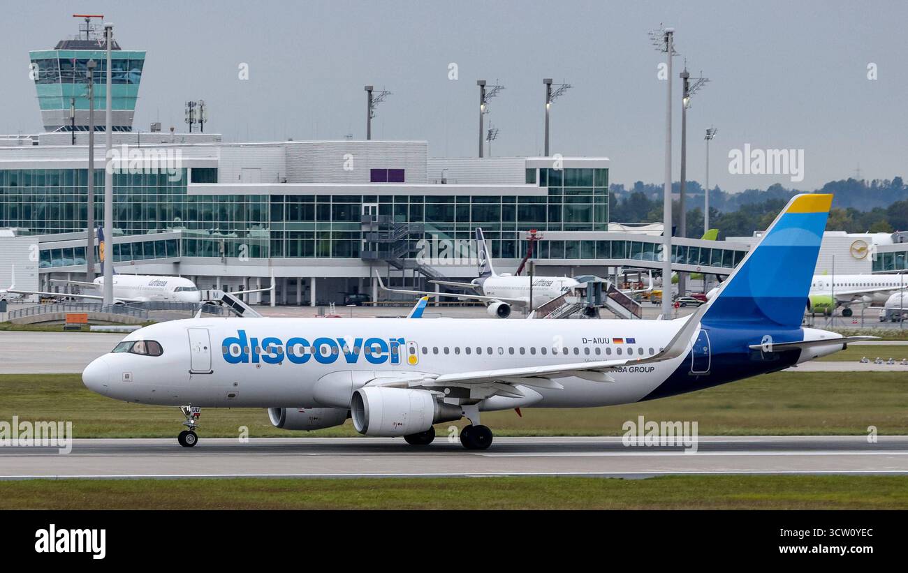 Ein Airbus A320-200 der Fluglinie, Airline, Fluggesellschaft Discover mit dem Kennzeichen, der Registrierung D-AIUU auf dem Flughafen München, 04.10.2025, München Deutschland, Wirtschaft, Reisen, Flugzeuge am Flughafen München *** un Airbus A320 200 della compagnia aerea, della compagnia aerea, della compagnia aerea Discover con la targa, numero di registrazione AIUU presso l'aeroporto di Monaco, 04 10 2025, Monaco di Baviera Germania , Economy, Travel, aereo all'aeroporto xobx di Monaco Foto Stock