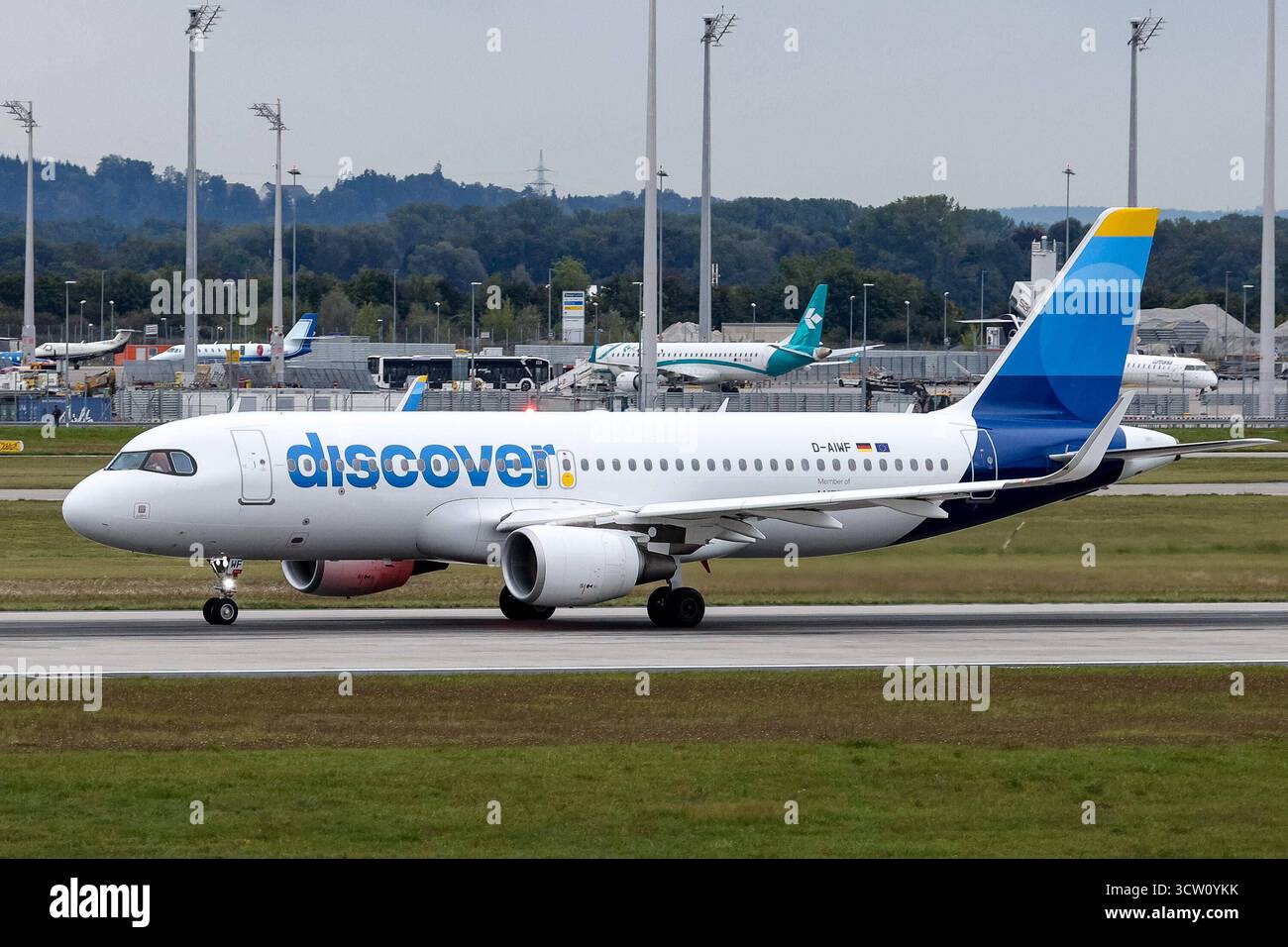 Ein Airbus A320-200 der Fluglinie, Airline, Fluggesellschaft Discover mit dem Kennzeichen, der Registrierung D-AIWF am Flughafen Franz Josef Strauß, Airport München, 04.10.2025, München Deutschland, Wirtschaft, Reisen, Flugzeuge am Flughafen München *** un Airbus A320 200 della compagnia aerea, della compagnia aerea, della compagnia aerea Discover con la targa, numero di registrazione AIWF presso l'aeroporto Franz Josef Strauß, Aeroporto di Monaco, 04 10 2025, Monaco di Baviera Germania , Economy, viaggio, aereo all'aeroporto xobx di Monaco Foto Stock