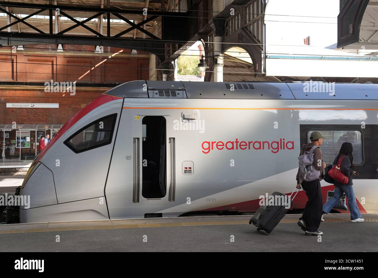 IMBARCATO AL 0001 VENERDÌ 10 OTTOBRE Un treno della Greater Anglia sulla banchina della stazione ferroviaria di Norwich a Norfolk, mentre il trasferimento dei servizi della Greater Anglia nella proprietà pubblica della Great British Railways avviene ai sensi del Passenger Railway Services (Public Ownership) Act 2024 del governo laburista. Data foto: Giovedì 9 ottobre 2025. Foto Stock