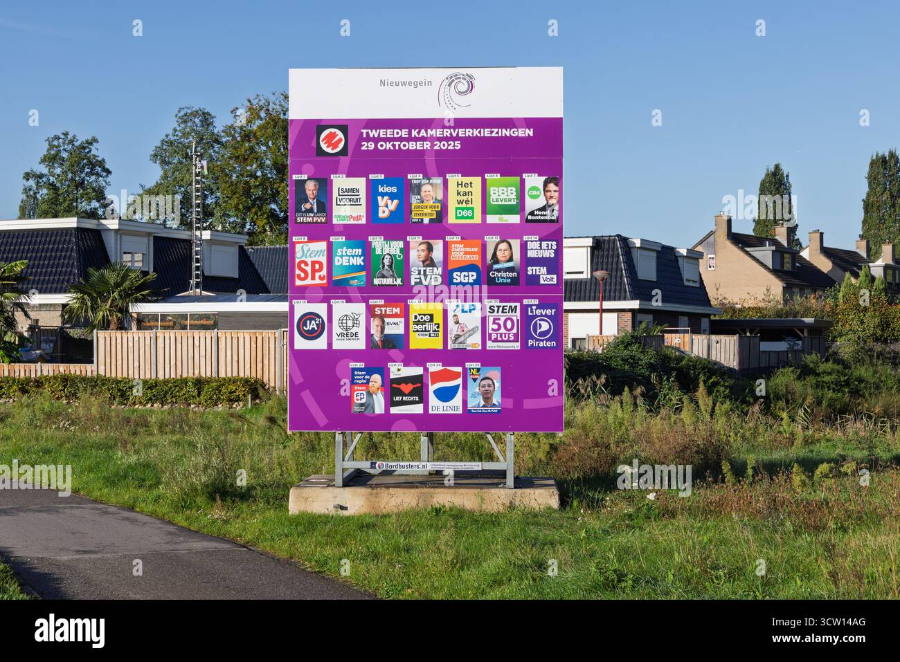 Cartellone elettorale olandese, che promuove le elezioni del 29 ottobre 2025, con manifesti per vari partiti politici. Nieuwegein, Paesi Bassi. 9 Foto Stock
