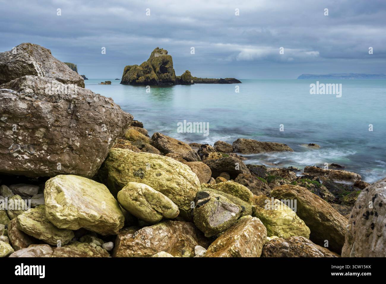 Isola al largo della costa di Larry Bane Head sulla Causeway Coast, Contea di Antrim, Irlanda del Nord. Primavera (marzo) 2024. Foto Stock
