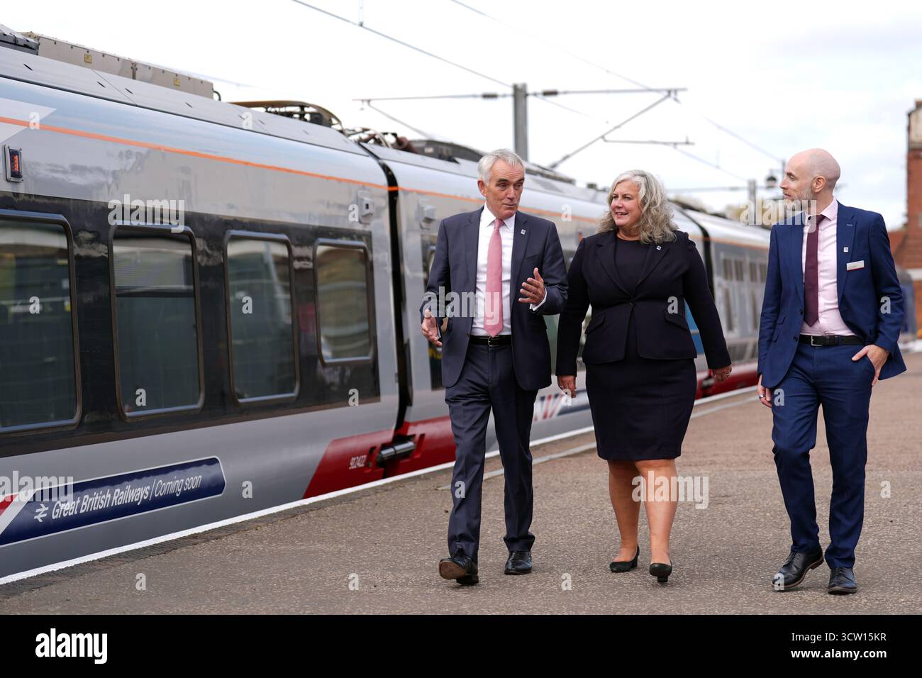 EMBARGO AL 0001 VENERDÌ 10 OTTOBRE 10 il Segretario dei trasporti Heidi Alexander con l'amministratore delegato della Greater Anglia Martin Beable (a destra) durante una visita alla stazione ferroviaria di Norwich a Norfolk, per segnare il trasferimento dei servizi della Greater Anglia nella proprietà pubblica della Great British Railways, ai sensi del Passenger Railway Services (Public Ownership) Act 2024 del governo laburista. Data foto: Giovedì 9 ottobre 2025. Foto Stock