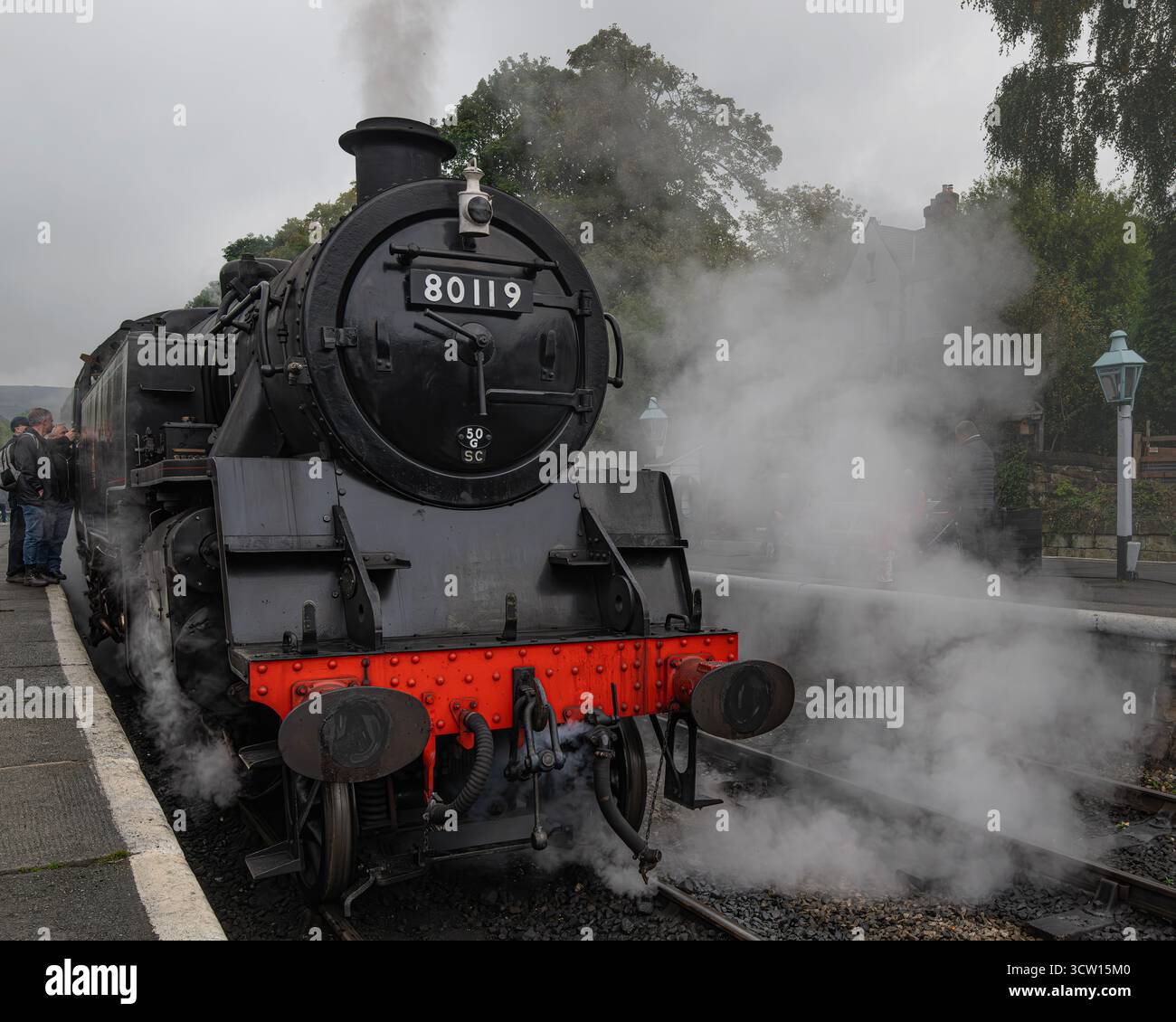 LMS Black 5 in arrivo a Grosmont Foto Stock