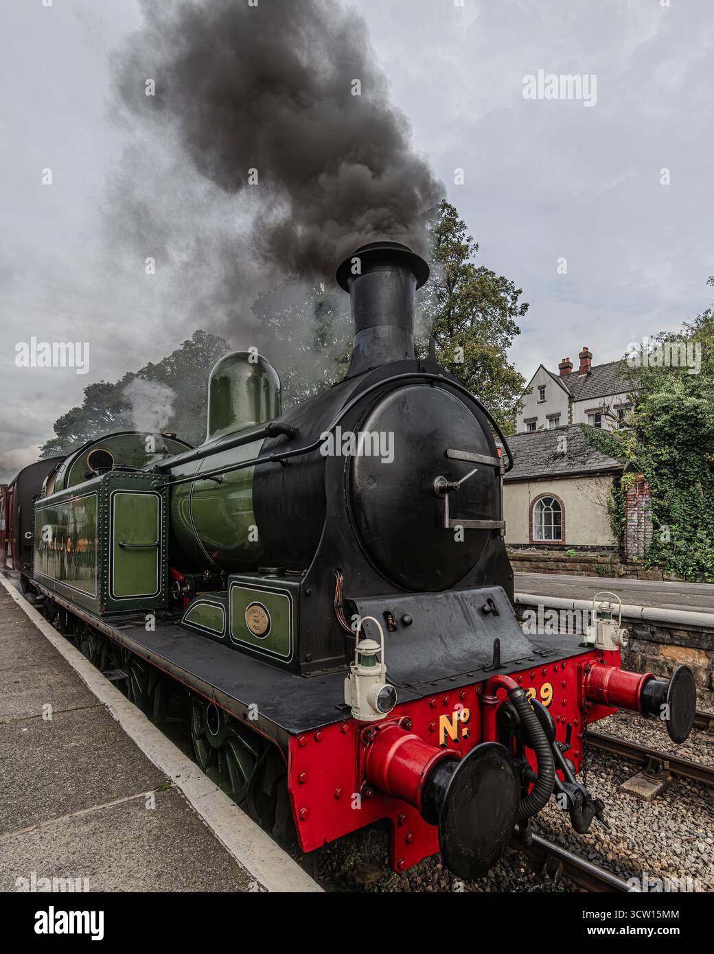Il Tank Engine No. 29 con pennacchio di vapore nero è arrivato alla stazione di Grosmont Foto Stock