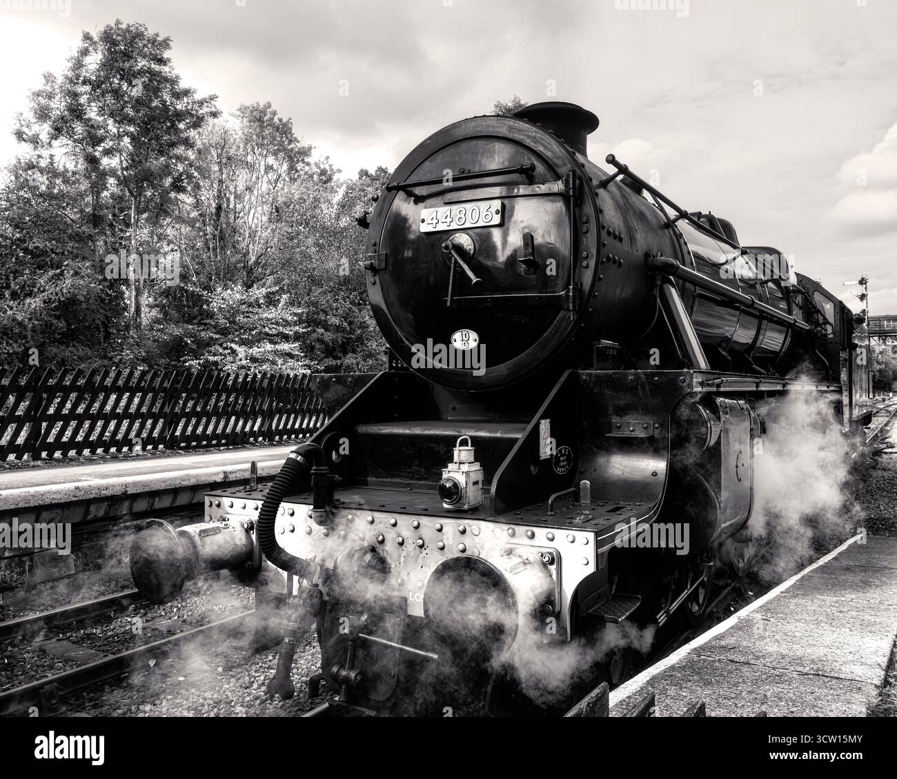 Nostalgica vista in bianco e nero oif Black 5 locomotiva a vapore in retromarcia Foto Stock Nostalgica vista in bianco e nero oif Black 5 locomotiva a vapore in retromarcia Foto Stock