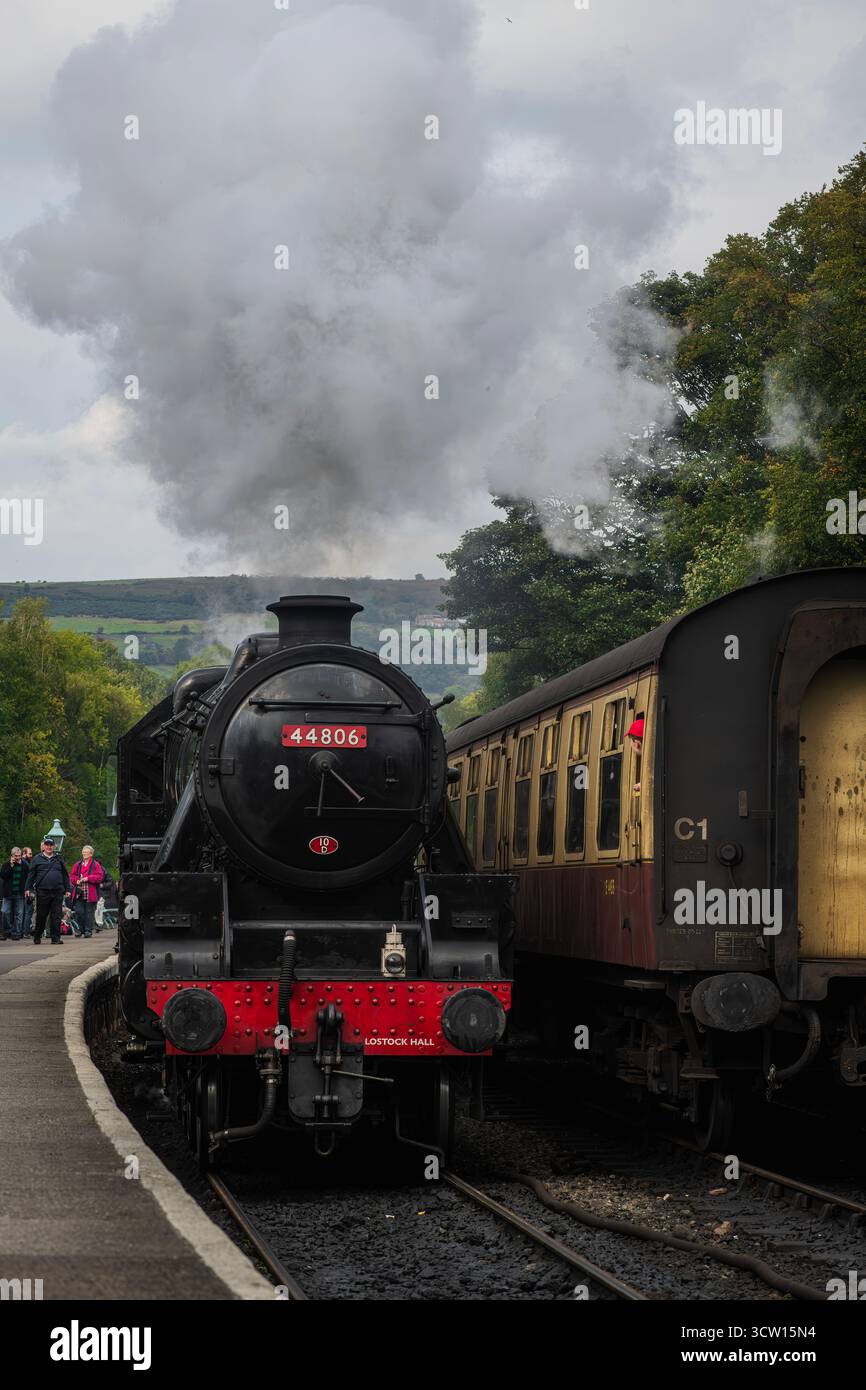Locomozione nera a vapore a 5 vapore in Goathland Foto Stock Locomozione nera a vapore a 5 vapore in Goathland Foto Stock