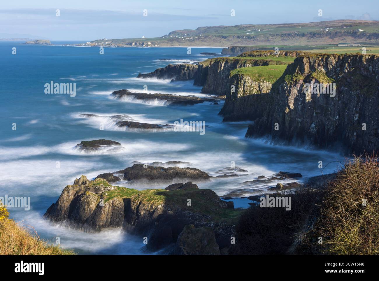 Spettacolare paesaggio costiero vicino a Dunseverick sulla Causeway Coast della contea di Antrim, Irlanda del Nord. Primavera (marzo) 2024. Foto Stock