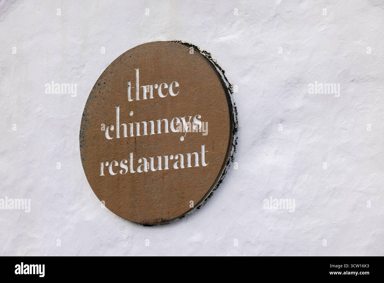 Segui le indicazioni per il famoso ristorante Three Chimneys a Colbost sull'isola di Skye, Scozia. Inverno (febbraio) 2025. Foto Stock