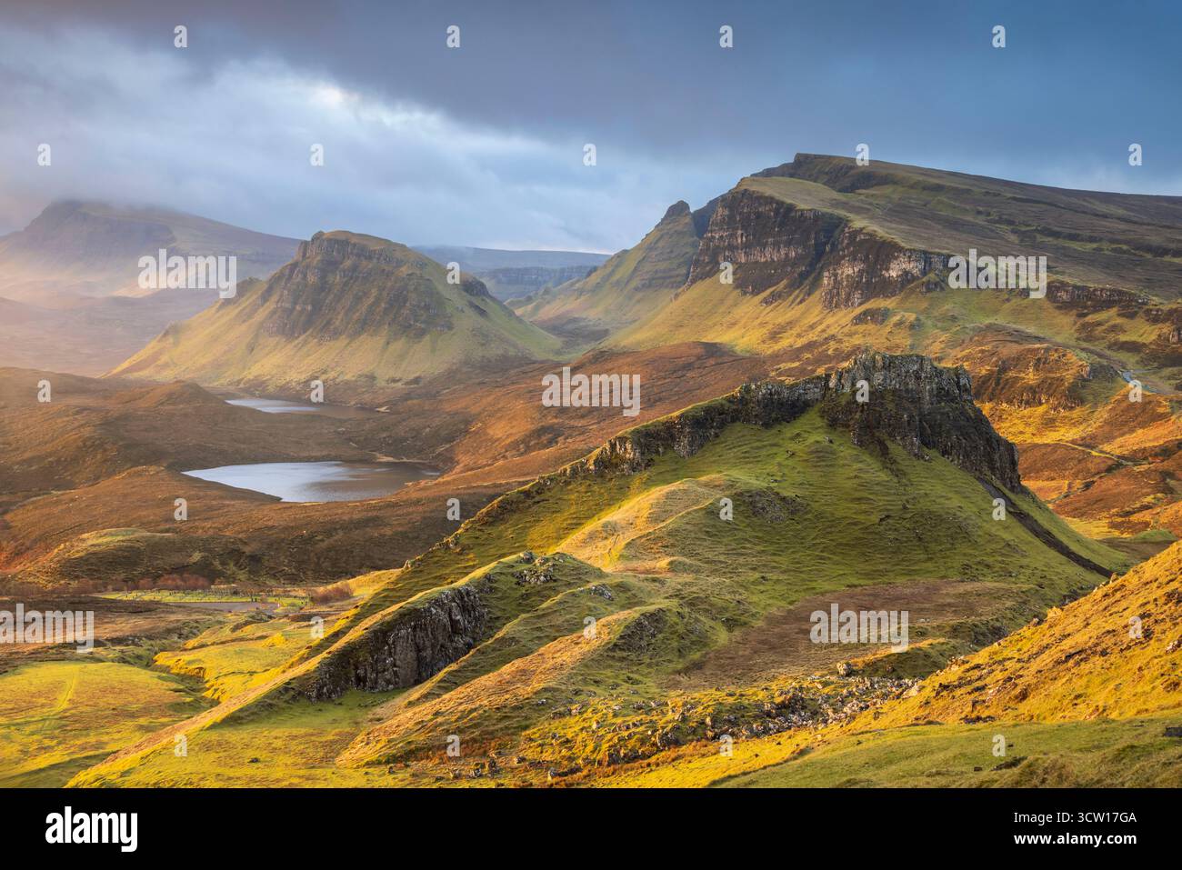 Splendida luce mattutina sul Trotternish Ridge da Quiraing, Isola di Skye, Scozia. Inverno (febbraio) 2025. Foto Stock