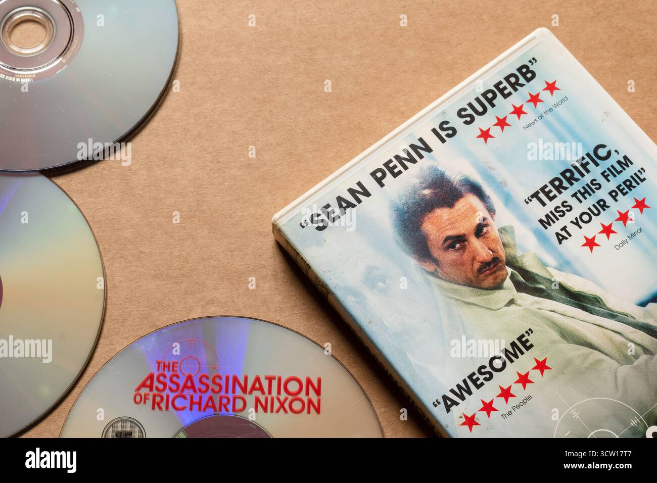 "The Assassination of Richard Nixon" DVD con copertina posteriore con Sean Penn e estratti di recensioni, isolati su sfondo bianco chiaro Foto Stock
