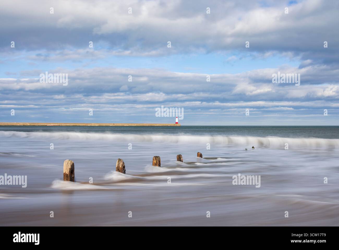 Faro di Berwick Pier da Spittal Beach, Berwick-upon-Tweed, Northumberland, Inghilterra. Inverno (marzo) 2025. Foto Stock