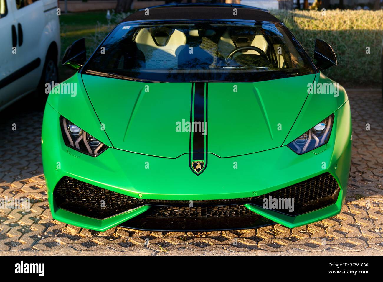 Savudrija, Croazia- 09.08.2025: Green Lamborghini Huracán vista frontale parcheggiata all'aperto - immagine editoriale di auto sportive Foto Stock
