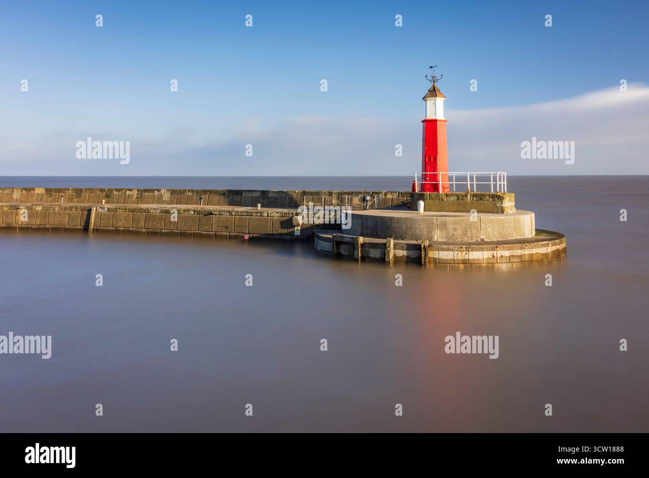 Faro di Watchet con l'alta marea, Watchet, Somerset, Inghilterra. Primavera (aprile) 2025. Foto Stock
