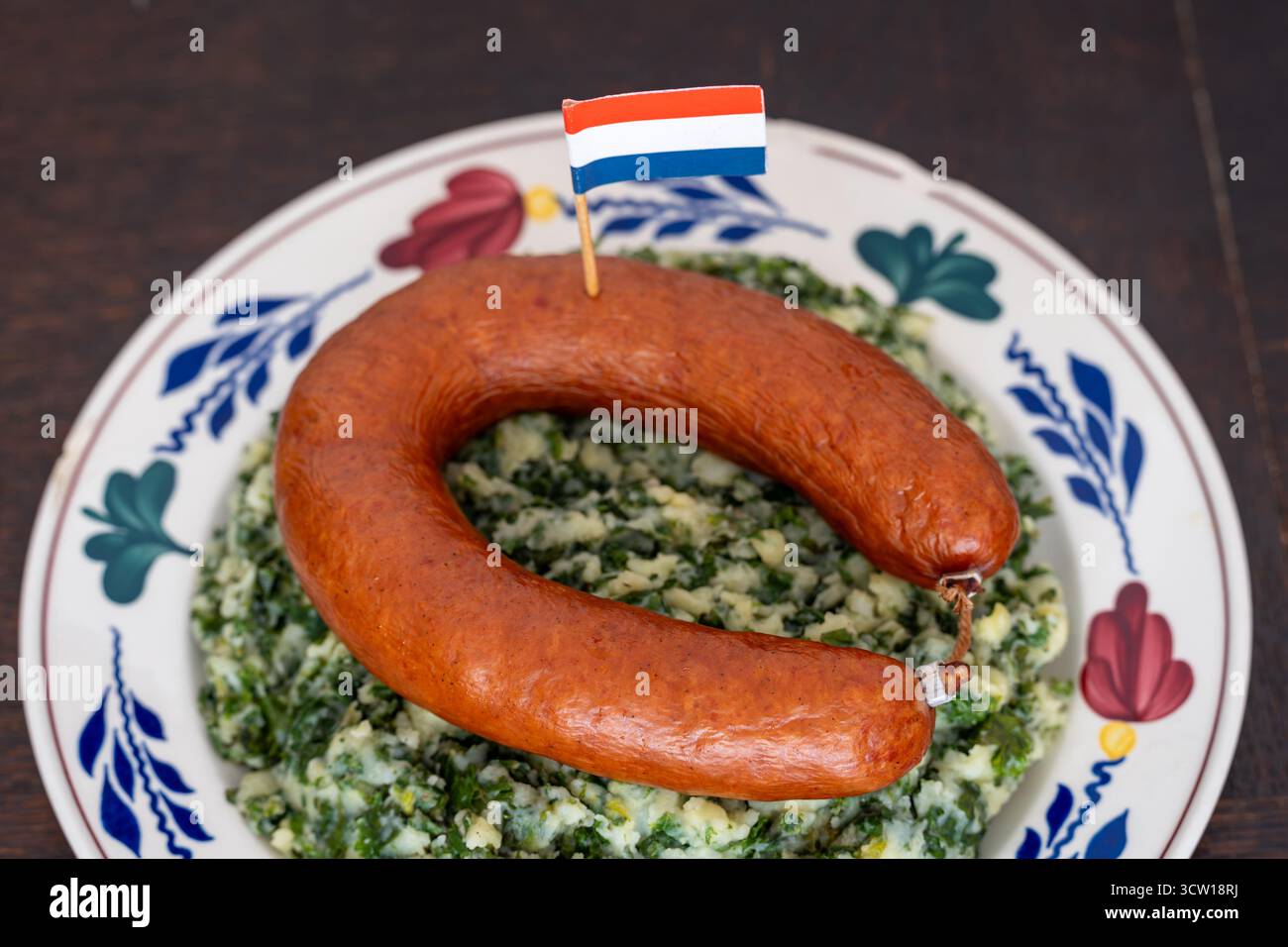 Il tradizionale francobollo olandese Boerenkool Met Worst, purè di patate con cavolo, salsiccia affumicata e sugo di carne Foto Stock