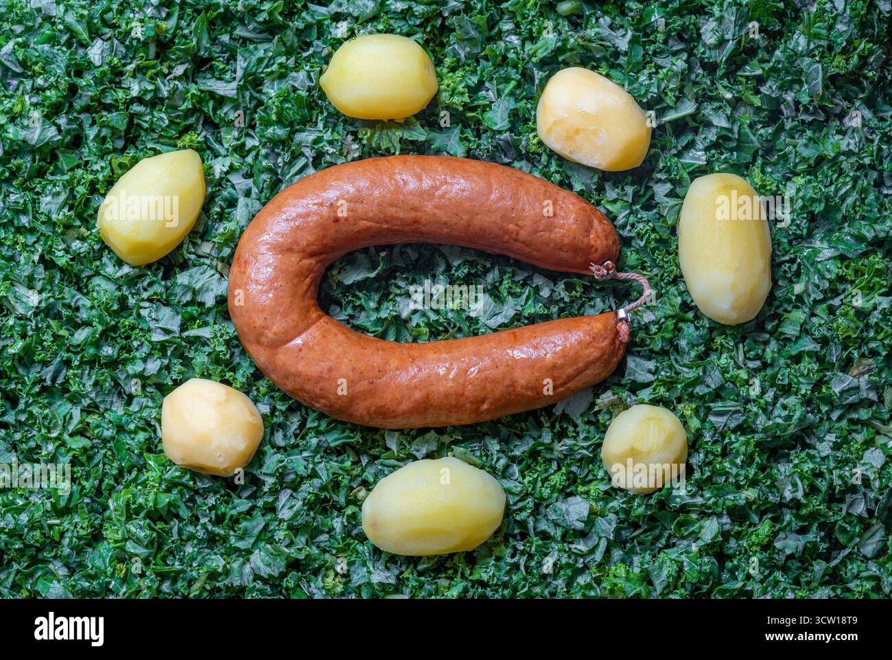 Cavolo, patate e salsiccia affumicata, ingredienti per il tradizionale piatto invernale olandese Boerenkool ha incontrato il peggio Foto Stock