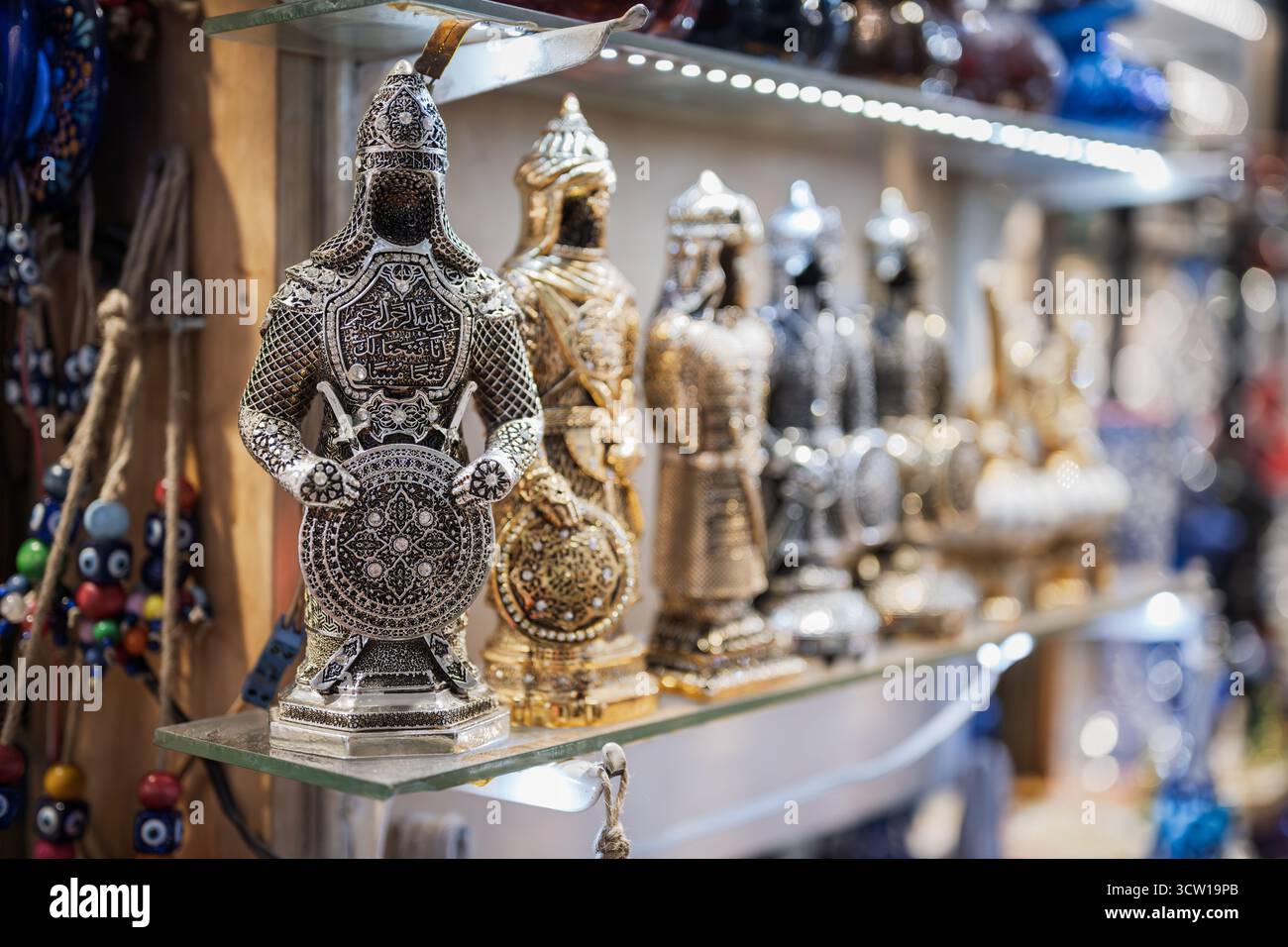 Souverniers turchi, in vendita nel Grand Bazaar, Istanbul, Turky. Antichi guerrieri Foto Stock