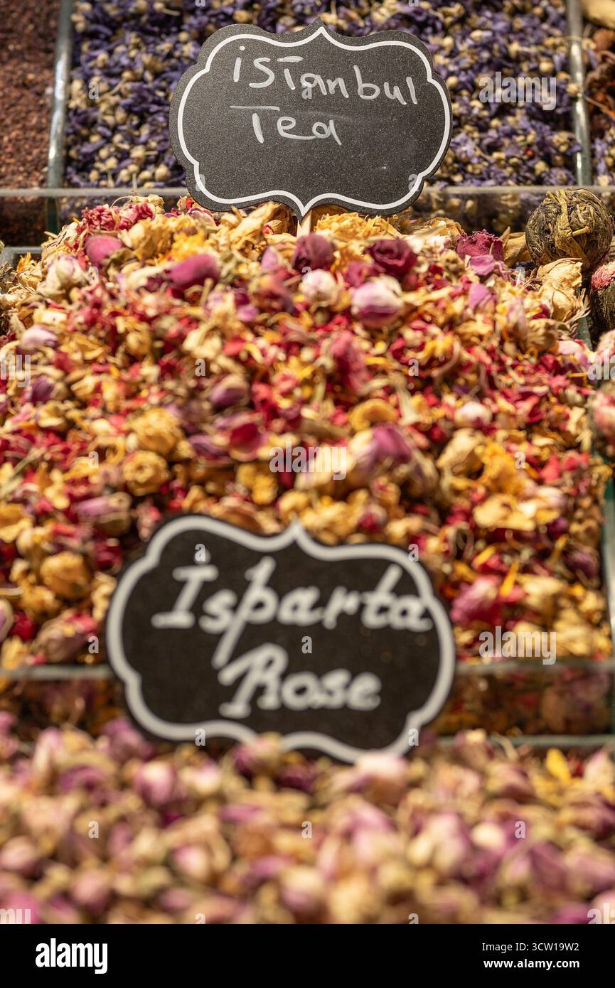 Pile di aromi naturali di tè, in vendita nel suk del Grand Bazaar, Istanbul, Turchia Foto Stock