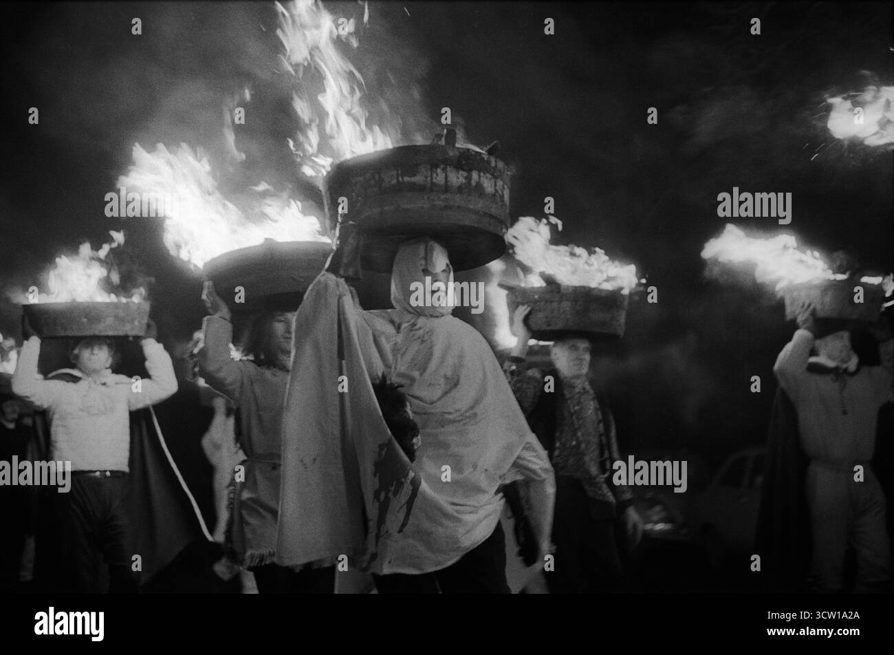 Allendale Tar Barrel Parade, processione di camerieri che trasportano barili di catrame fiammeggianti sulle loro teste attraverso il villaggio. Vicino a Hexham, Northumberland, Inghilterra 31 dicembre 1972 1970s Regno Unito HOMER SYKES Foto Stock