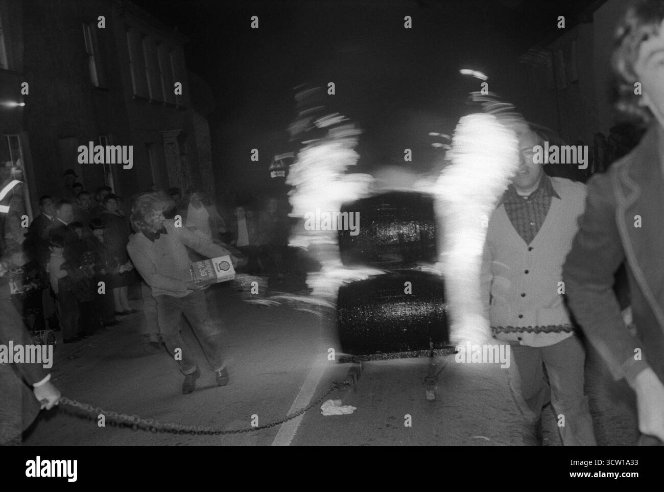 Hatherleigh Fire Festival - il Carnevale di Hatherleigh e i barili di Tar. Le botti di catrame fiammeggianti attraversano il villaggio su slitte speciali. La benzina viene gettata sui barili fiammeggianti. L'evento annuale Village si svolge il primo mercoledì successivo al 5 novembre. Hatherleigh, Devon, Inghilterra anni '1973 1970 UK HOMER SYKES. Foto Stock