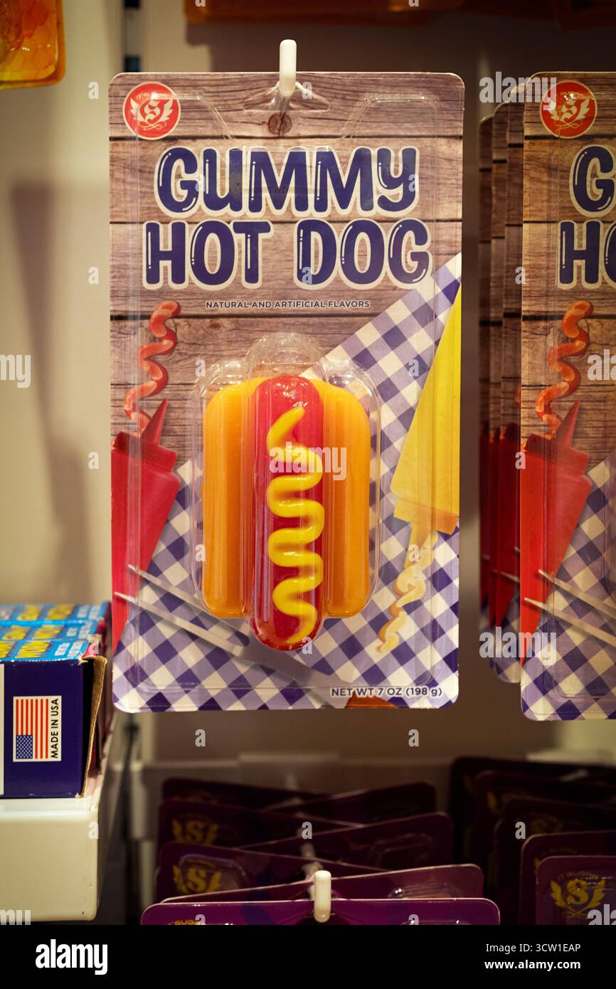 GOMMOSO HOT DOG. Una caramella da ingrasso ridicolmente in vendita all'IT'Sugar, una caramella della catena di negozi della sterlina, questa all'outlet di Tanger Deer Park, Long Island. Foto Stock