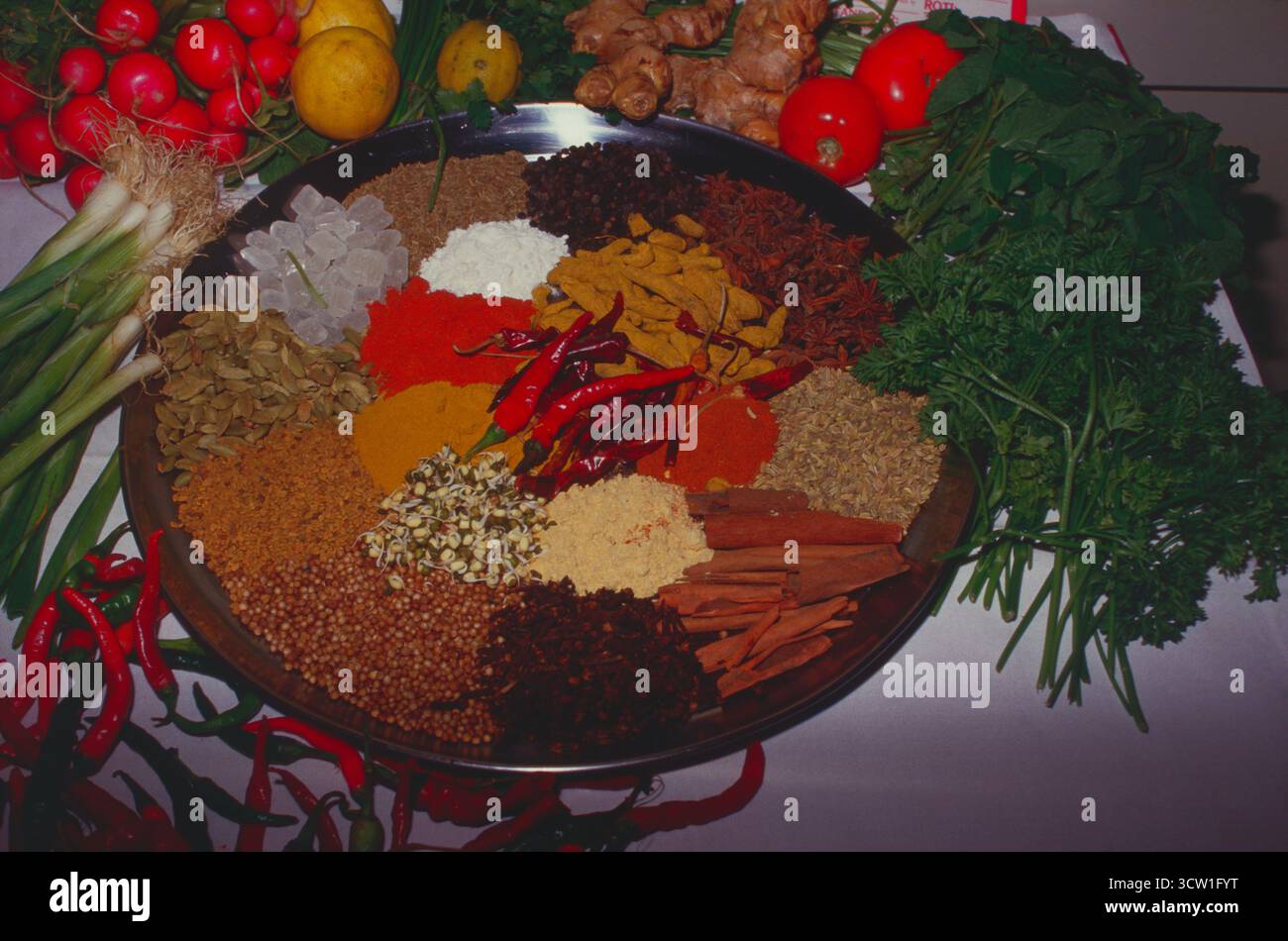 Natura morta. Gli ingredienti alimentari mostrano spezie indiane. Foto Stock