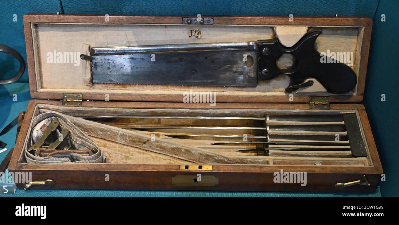 Caso di strumenti di amputazione che si ritiene appartengano a John Abernethy (1764-1831) - St Bartholomew's Hospital Museum - Londra Regno Unito Foto Stock