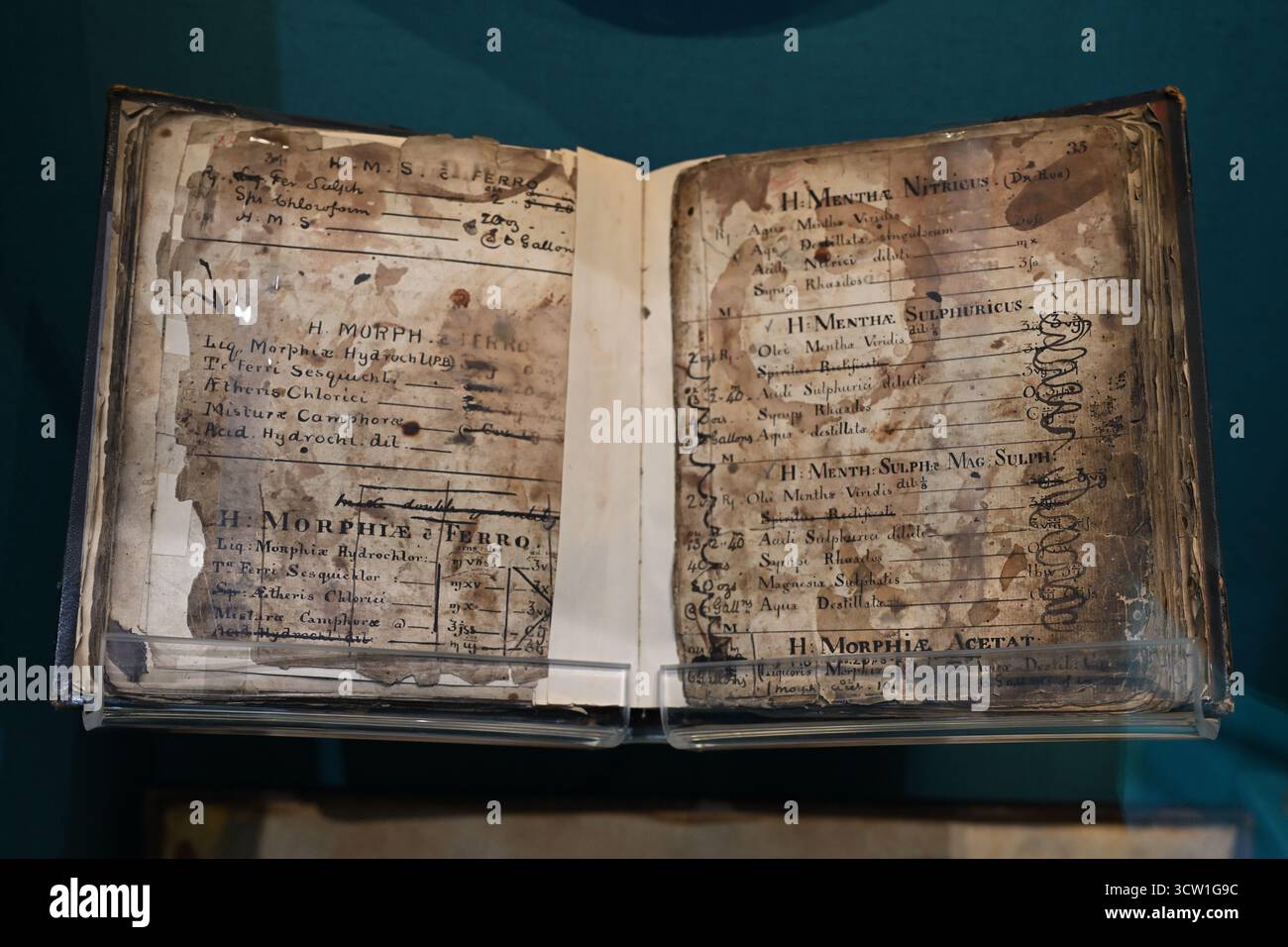 Farmacopea del XIX secolo che mostra sedativi mescolati nel St Bartholomew's Hospital - Barts Hospital Museum - Londra Regno Unito Foto Stock