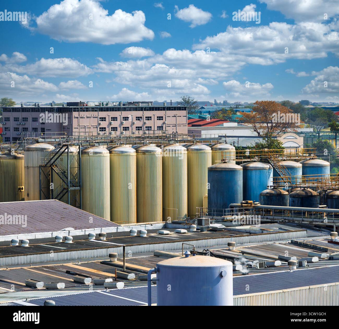 Veduta aerea del quartiere industriale di Gaborone, delle vasche di birra nella fabbrica, degli sviluppi africani in Botswana Foto Stock
