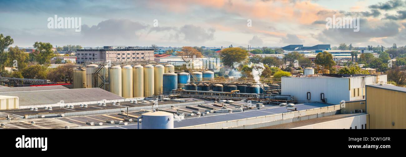 Veduta aerea del quartiere industriale di Gaborone, delle vasche di birra nella fabbrica, degli sviluppi africani in Botswana Foto Stock