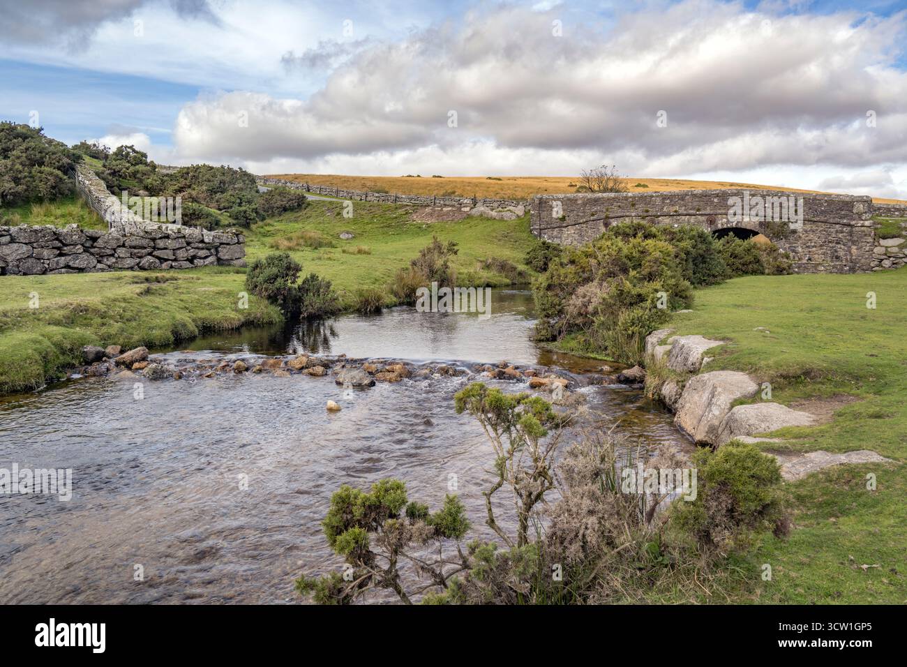 Dartmoor Lower Cherrybrook Bridge e ruscello il luogo perfetto per pace e tranquillità Foto Stock
