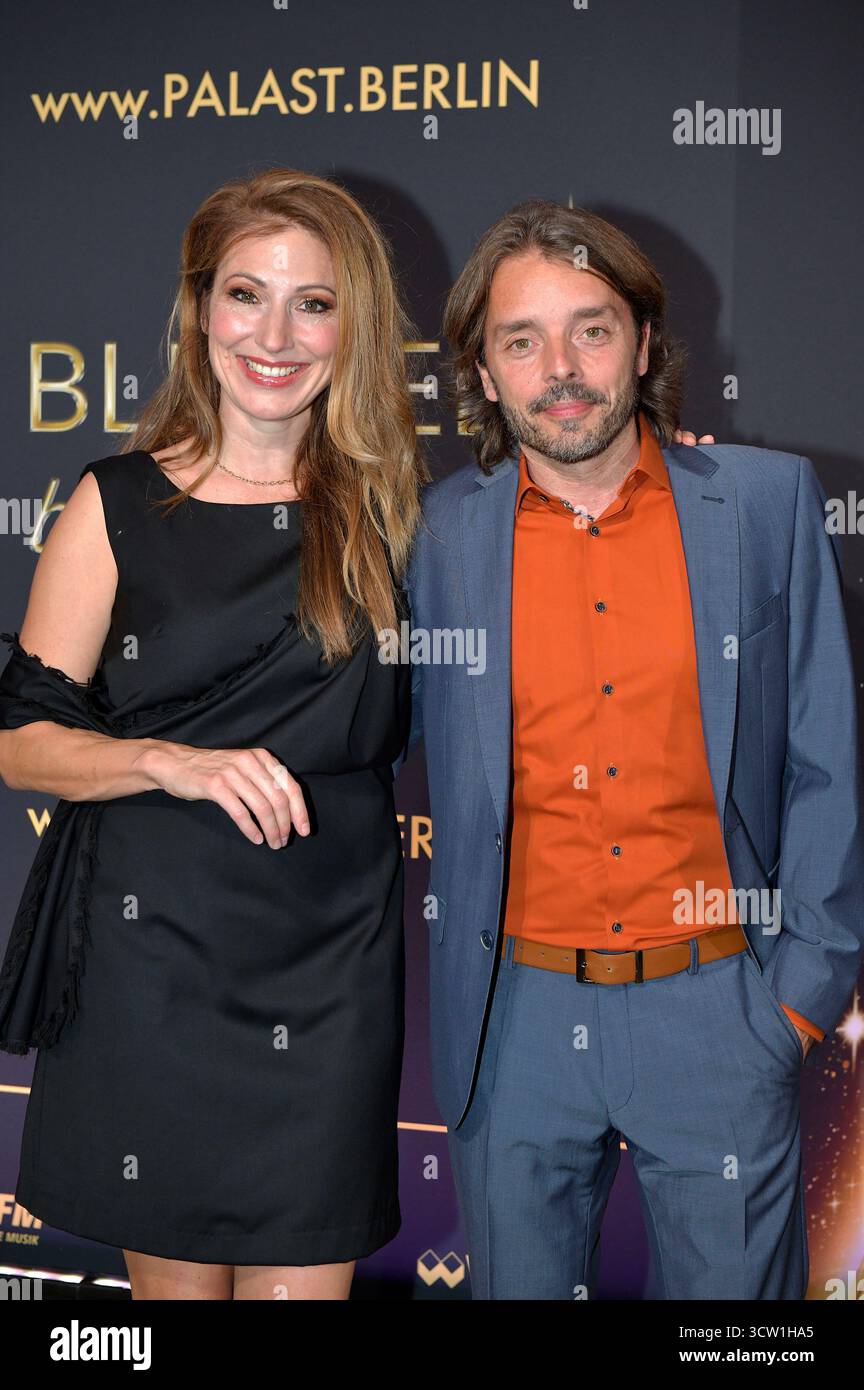 Mara Bergmann mit Partner Alexander Hoffmann bei der Weltpremiere der "Blinded by Delight" Grand Show 2025 im Friedrichstadt-Palast. Berlino, 08.10.2025 Foto Stock