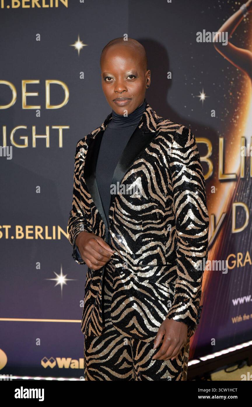 Florence Kasumba bei der Weltpremiere der "Blinded by Delight" Grand Show 2025 im Friedrichstadt-Palast. Berlino, 08.10.2025 Foto Stock