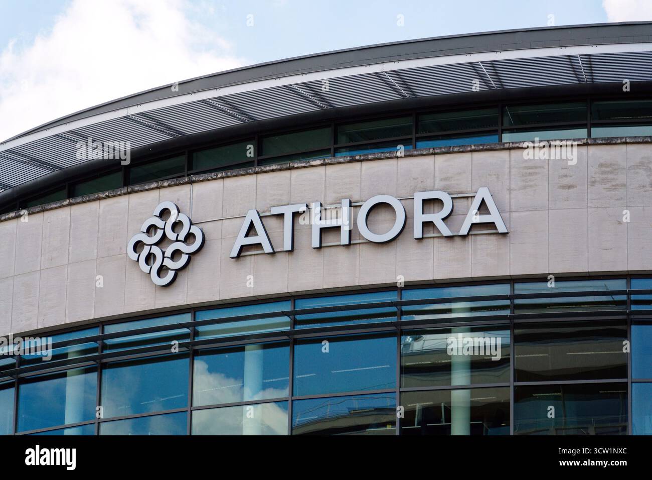 Logo di Athora Saving and Retirement Services Company sulla sede centrale il 20 maggio 2025 a Bruxelles, Belgio. Foto Stock