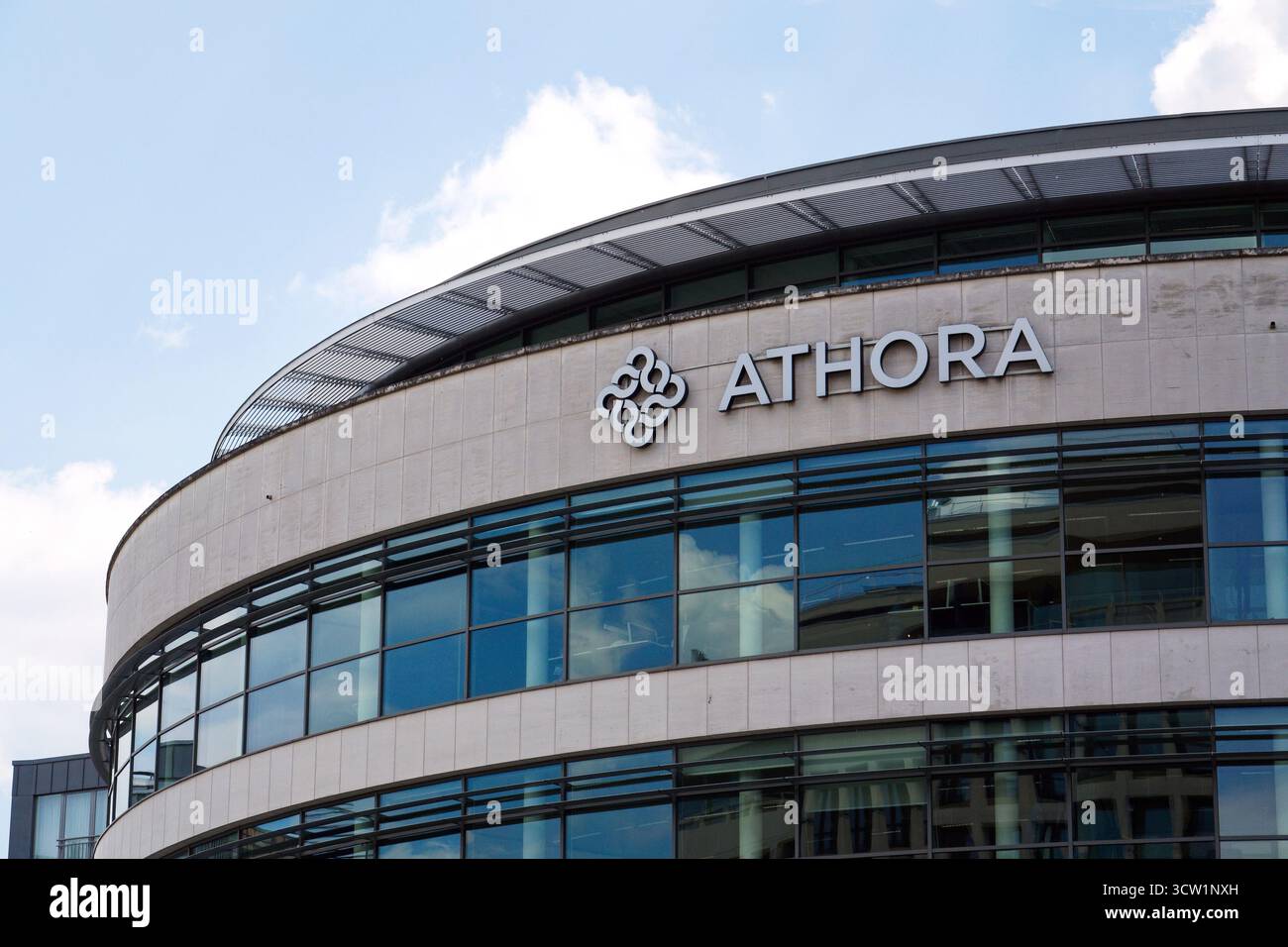 Logo di Athora Saving and Retirement Services Company sulla sede centrale il 20 maggio 2025 a Bruxelles, Belgio. Foto Stock