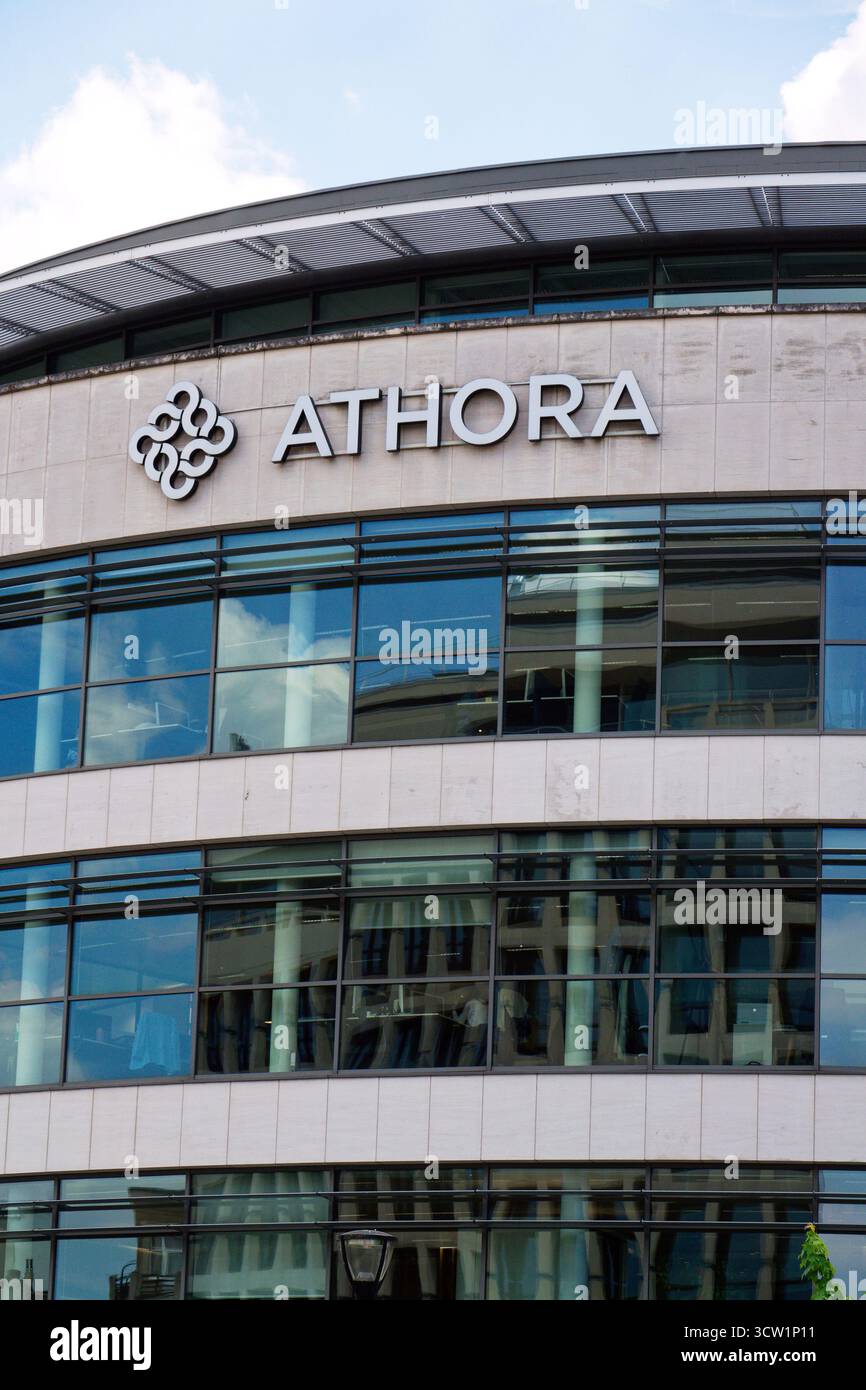 Logo di Athora Saving and Retirement Services Company sulla sede centrale il 20 maggio 2025 a Bruxelles, Belgio. Foto Stock