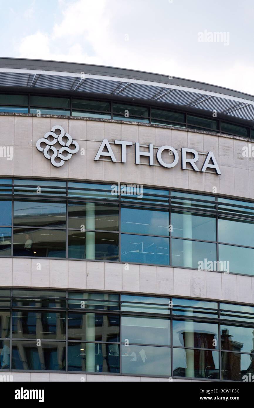 Logo di Athora Saving and Retirement Services Company sulla sede centrale il 20 maggio 2025 a Bruxelles, Belgio. Foto Stock