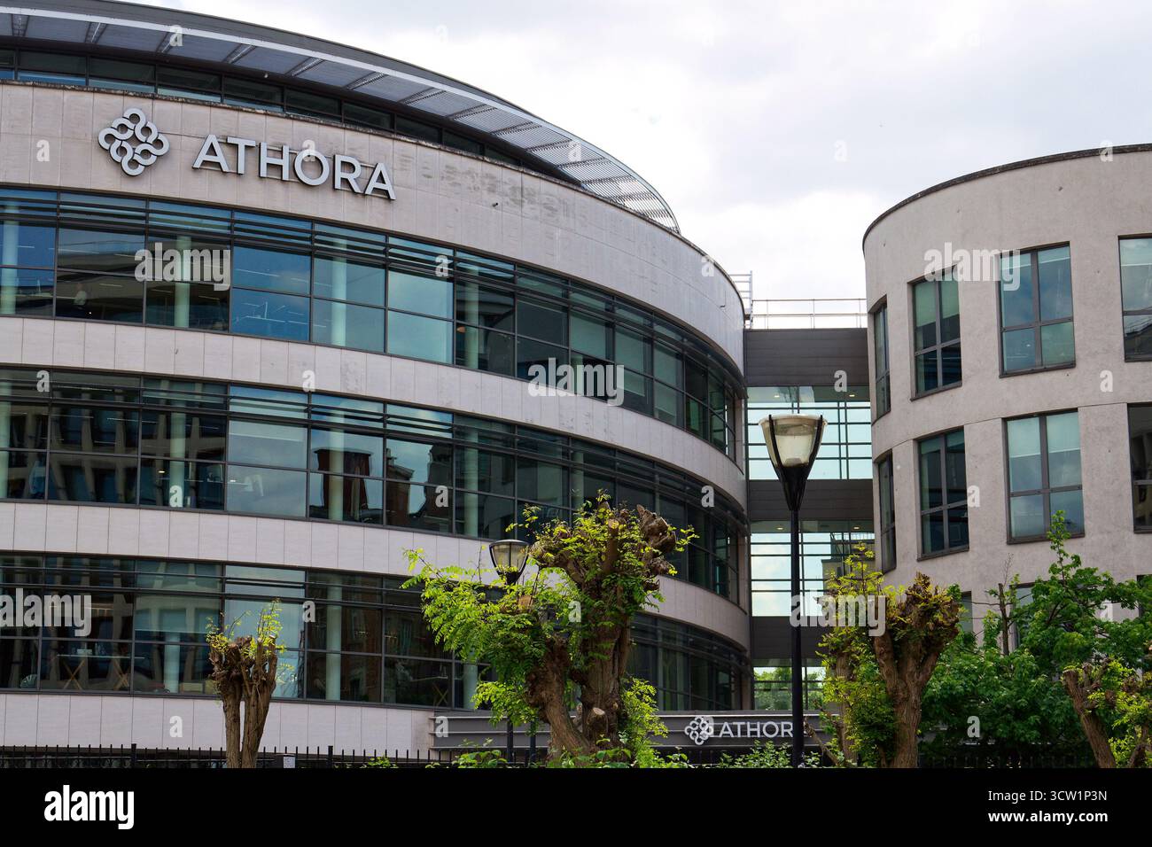 Logo di Athora Saving and Retirement Services Company sulla sede centrale il 20 maggio 2025 a Bruxelles, Belgio. Foto Stock