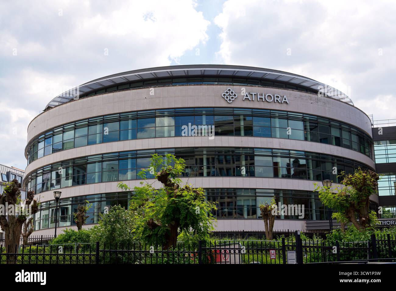 Logo di Athora Saving and Retirement Services Company sulla sede centrale il 20 maggio 2025 a Bruxelles, Belgio. Foto Stock