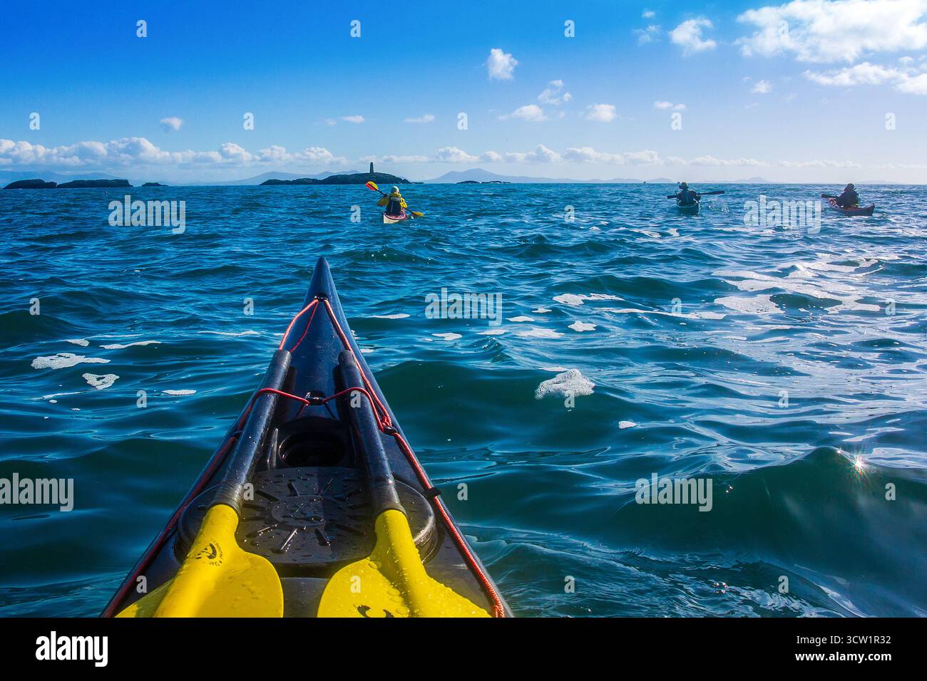 Kayak in mare a Rhoscolyn Beacon al largo della costa di Anglesey / Ynys Mon nel Galles settentrionale, Regno Unito Foto Stock