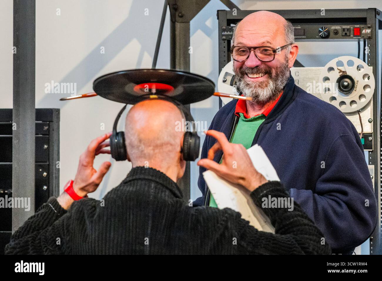 Londra, Regno Unito. 9 ottobre 2025. Peter Doig (nella foto) si gode il copricapo "a tema" creato e indossato da un membro dello staff di Serpentine - Peter Doig, House of Music alla Serpentine Gallery, Londra. Mostrando i suoi dipinti con suoni per la prima volta, evidenziando il significato di altre discipline per la pratica dell'artista. La mostra segna un ritorno a Serpentine South per Doig che espose per la prima volta alla galleria nel 1991 come finalista al Barclays Young Artist Award. Crediti: Guy Bell/Alamy Live News Foto Stock