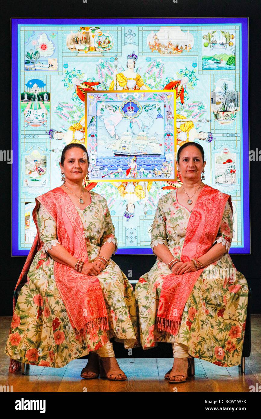 Londra, Regno Unito. 09 ottobre 2025. I gemelli Singh con la loro opera "The Empire's Garden", 2025 (dietro). Presso la Shirley Sherwood Gallery of Botanical Art, i Kew Gardens, nuove mostre recuperano le storie perdute di notevoli opere d'arte e illuminano l'arte tradizionale indiana. Per la prima volta vengono esposte al pubblico le nuove opere Lightbox di artisti acclamati, i Singh Twins. Crediti: Imageplotter/Alamy Live News Foto Stock
