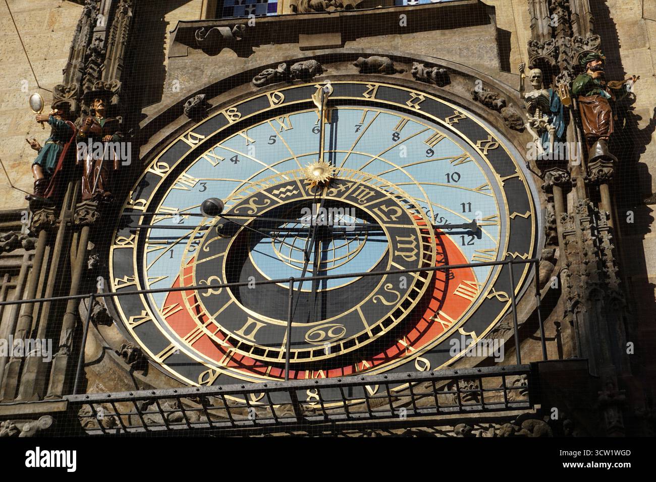 Angolo verso l'alto primo piano del quadrante colorato dell'orologio astronomico medievale di Praga, o Prazsky Orloj, sulla torre del Municipio della città Vecchia Foto Stock